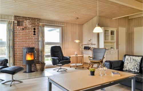 ein Wohnzimmer mit Kamin und Ziegelwand in der Unterkunft Four-Bedroom Holiday Home In Hvide Sande in Bjerregård