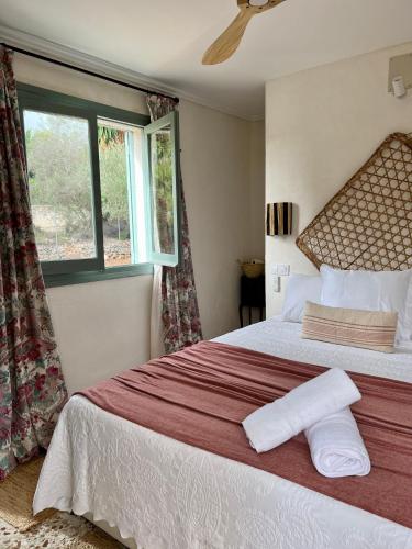 Un dormitorio con una cama grande y una ventana. en Escapada Romantica, Javea, en Jávea
