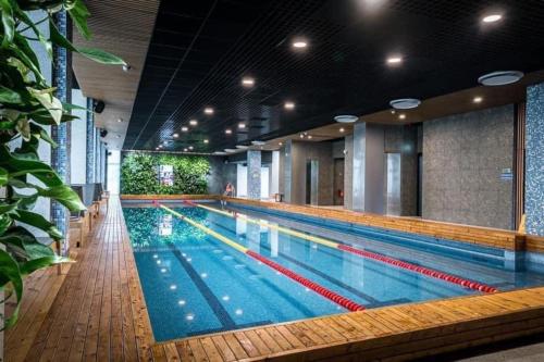 una gran piscina en un edificio en Albatros Resort SPA, en Ķesterciems