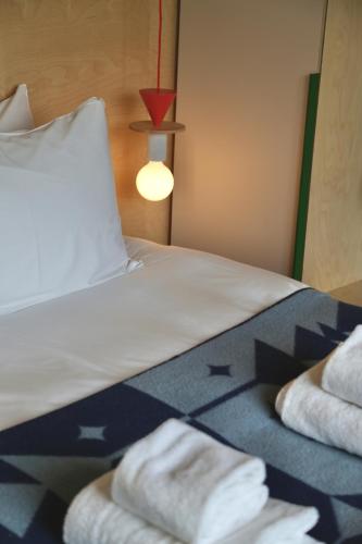 Un ou plusieurs lits dans un hébergement de l'établissement Basecamp Amsterdam