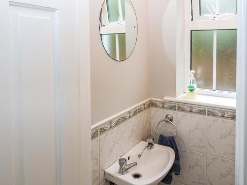 un baño con lavabo y espejo en 32 Kings Park, en Killarney