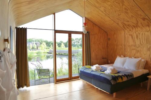 Un ou plusieurs lits dans un hébergement de l'établissement Basecamp Amsterdam