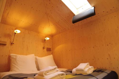 Un ou plusieurs lits dans un hébergement de l'établissement Basecamp Amsterdam