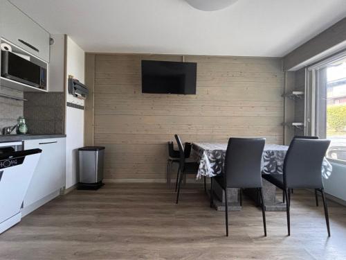une cuisine et une salle à manger avec une table et des chaises dans l'établissement Studio au pied des pistes avec terrasse, parking et animaux acceptés! - FR-1-692-102, à La Chapelle-dʼAbondance