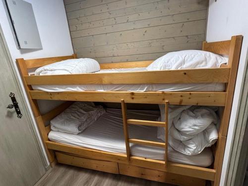 a bunk bed room with two bunk beds in it at Studio au pied des pistes avec terrasse, parking et animaux acceptés! - FR-1-692-102 in La Chapelle-dʼAbondance