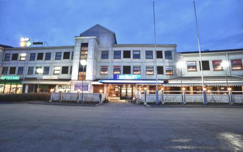 an empty parking lot in front of a building at Hotel Lapuahovi in Lapua