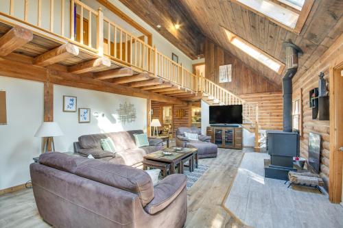 Foto sihtkohas Lansing asuva majutusasutuse Deck and Game Room Finger Lakes Family Retreat galeriist