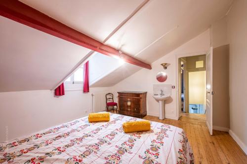 - une chambre avec un lit doté de 2 oreillers jaunes dans l'établissement Maison Historique - Château de Versailles, à La Celle-Saint-Cloud