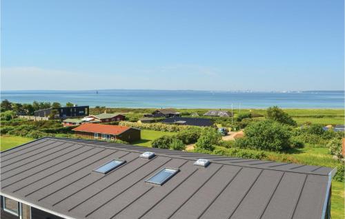 eine Aussicht auf ein Dach mit Sonnenkollektoren in der Unterkunft Holiday Home Knebel 3 in Knebel