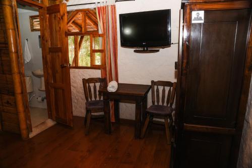 Μια τηλεόραση ή/και κέντρο ψυχαγωγίας στο Hotel Campestre Inaoska Ecospa