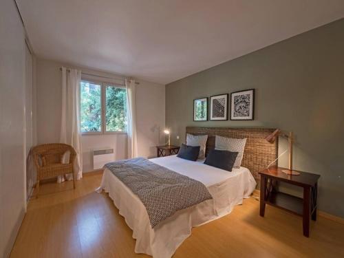 une chambre avec un grand lit et une fenêtre dans l'établissement Villa Les Pins à deux pas de la plage PYLA SUR MER, à La Teste-de-Buch