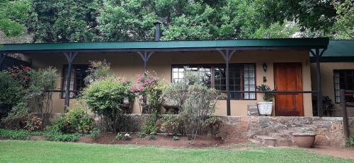 a small house with a green roof at Schaefers' Halt in Dullstroom