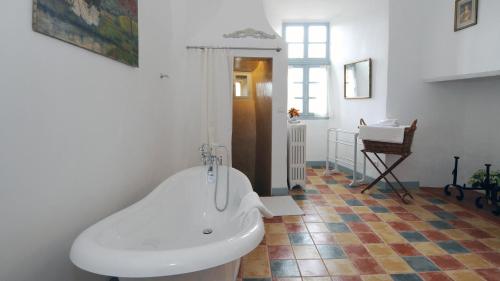 un bagno con vasca e lavandino di Château royal de Saint-Saturnin a Saint-Saturnin