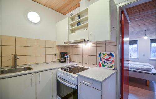Η κουζίνα ή μικρή κουζίνα στο One-Bedroom Apartment In Ebeltoft