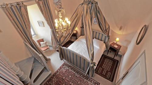 una vista sul soffitto di una camera con letto a baldacchino di Château royal de Saint-Saturnin a Saint-Saturnin