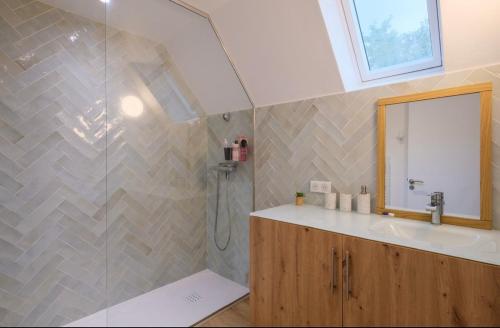 une salle de bain avec douche et lavabo dans l'établissement Maison de charme dans le golf de la baule, à 10 min de la mer, à Saint-André-des-Eaux