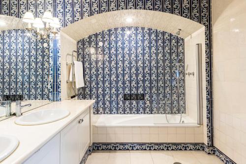 Ένα μπάνιο στο Hideaway Paradise by CadenzaLux