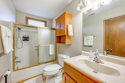 Ένα μπάνιο στο Mtn-View Home with Game Room in Franklin!