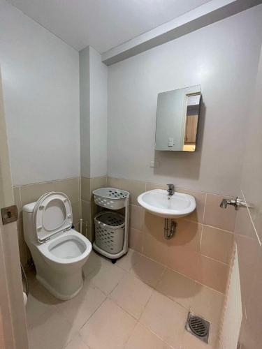 Ένα μπάνιο στο Verdon Parc Davao City with Balcony by darpm