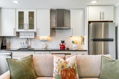 Η κουζίνα ή μικρή κουζίνα στο Walk to Constitution Beach Mid-Century Boston Gem
