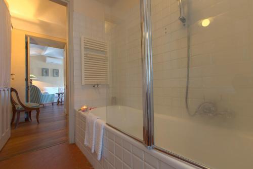 a bathroom with a tub and a shower at Marchesi Alfieri - Cantine e Ospitalità in San Martino Alfieri