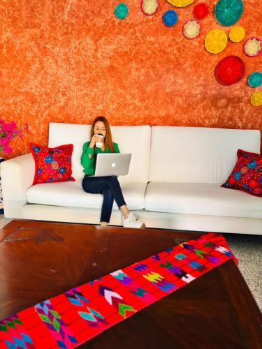 Ruang duduk di Luna Maya Boutique Hotel