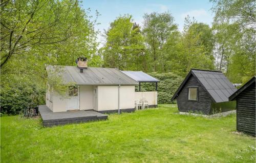 a small house in a field with a yard at 2 Bedroom Gorgeous Home In Nykøbing Sj in Nykøbing Sjælland
