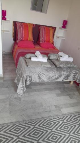 une chambre avec un grand lit avec des serviettes dessus dans l'établissement Un Havre de Paix aux Sanguinaires, à Ajaccio