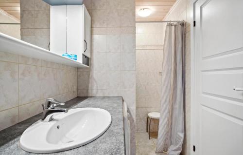 a bathroom with a sink and a shower at Fyrrebakken in Spidsegård