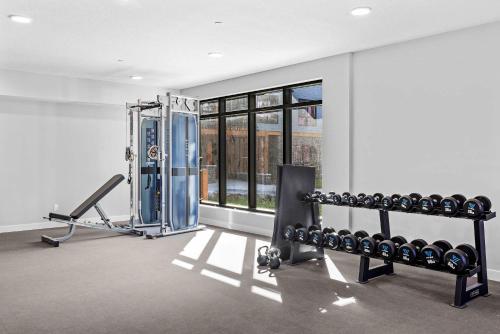 Фитнес-центр и/или тренажеры в La Sombra at Sparrowhawk Lodge Brand New 2Bd