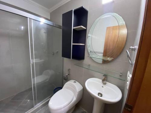 ポルラマルにあるApartamento Vacacional - Vista al Mar - Petalo 4 Piso 1のトイレ、洗面台、鏡のあるバスルーム