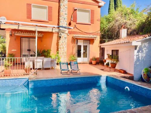 Bazén v ubytovaní VIlla Huetor con piscina privada alebo v jeho blízkosti