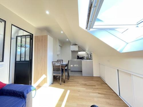 a living room and kitchen with a skylight in a house at N5 Appart Jouy proche HEC RER C in Jouy-en-Josas