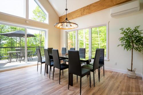 a dining room with a table and chairs at Chalet Le Silverson in Brownsburg