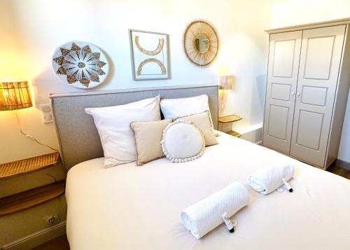 une chambre avec un lit blanc avec deux serviettes dessus dans l'établissement Magnifique 2 pièces 45m2 au coeur du Vieil Antibes, à Antibes