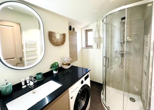une salle de bain avec un lavabo et une douche dans l'établissement Magnifique 2 pièces 45m2 au coeur du Vieil Antibes, à Antibes