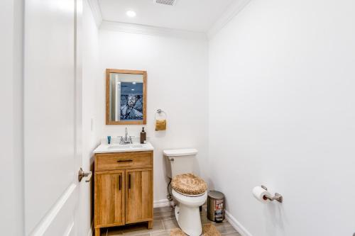 Ένα μπάνιο στο Spacious 2BR Townhouse Near The Beach with Parking