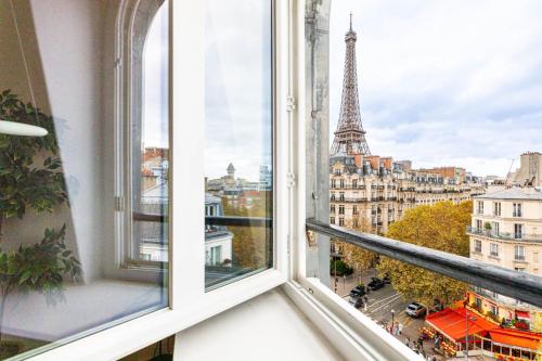 Un balcón o terraza en GuestReady - Paris Escape with Eiffel Views
