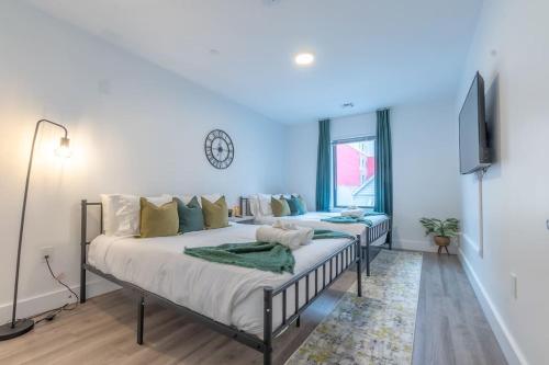 una camera con due letti e pareti blu di 2 bedroom 2 bath Suite, Near American Dream and The Airport, Free Parking, King Bed and 2 Queen Beds, Washer and Dryer a Orange
