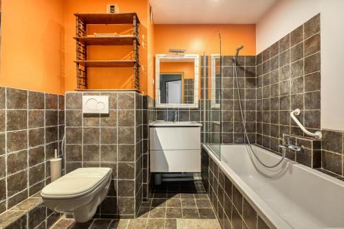 une salle de bain avec toilettes, lavabo et baignoire dans l'établissement 3 bedroom apartment with balconies, à Paris