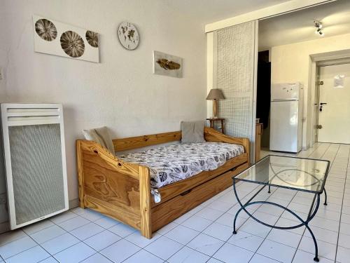 une chambre avec un lit et une table en verre dans l'établissement Appartement Studio 4 couchages ARGELES SUR MER AR070-130, à Argelès-sur-Mer