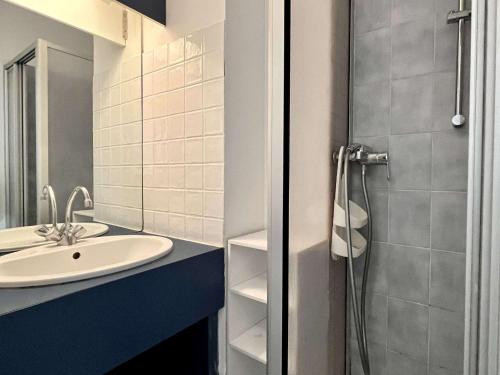 une salle de bain avec un lavabo et une douche dans l'établissement Appartement Studio 4 couchages ARGELES SUR MER AR070-130, à Argelès-sur-Mer