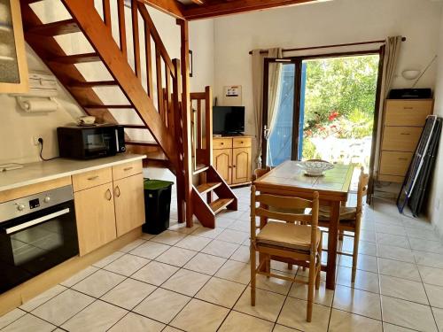 une cuisine avec une table et une salle à manger dans l'établissement Maison 3 pièces mezzanine 6 couchages ARGELES SUR MER AR230-020, à Argelès-sur-Mer