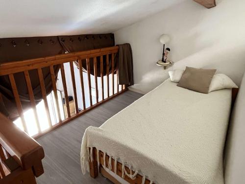 une chambre avec un lit et un balcon dans l'établissement Maison 3 pièces mezzanine 6 couchages ARGELES SUR MER AR230-020, à Argelès-sur-Mer