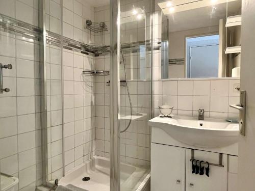 une salle de bain blanche avec un lavabo et une douche dans l'établissement Maison 3 pièces mezzanine 6 couchages ARGELES SUR MER AR230-020, à Argelès-sur-Mer