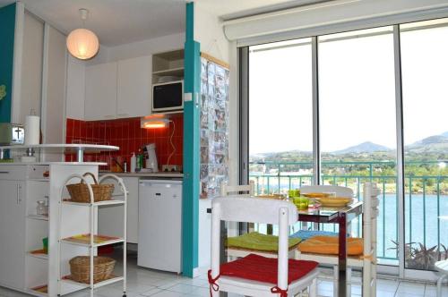 - une cuisine avec une table et une vue sur l'eau dans l'établissement Appartement deux pièces cabine ARGELES SUR MER AR260-214, à Argelès-sur-Mer