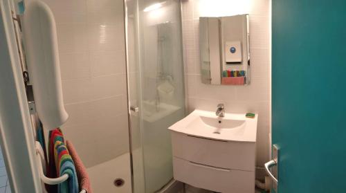 une petite salle de bain avec un lavabo et une douche dans l'établissement Appartement deux pièces cabine ARGELES SUR MER AR260-214, à Argelès-sur-Mer