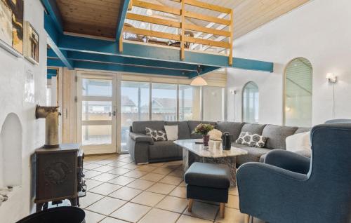 una sala de estar con un sofá y una mesa en Beautiful Home In Thisted With Sauna, en Thisted