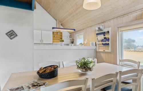 Una cocina o zona de cocina en Beautiful Home In Thisted With Sauna