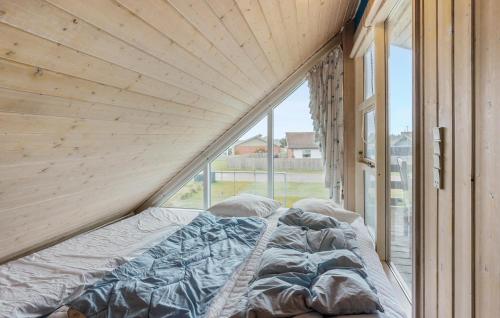 Cama o camas de una habitación en Beautiful Home In Thisted With Sauna